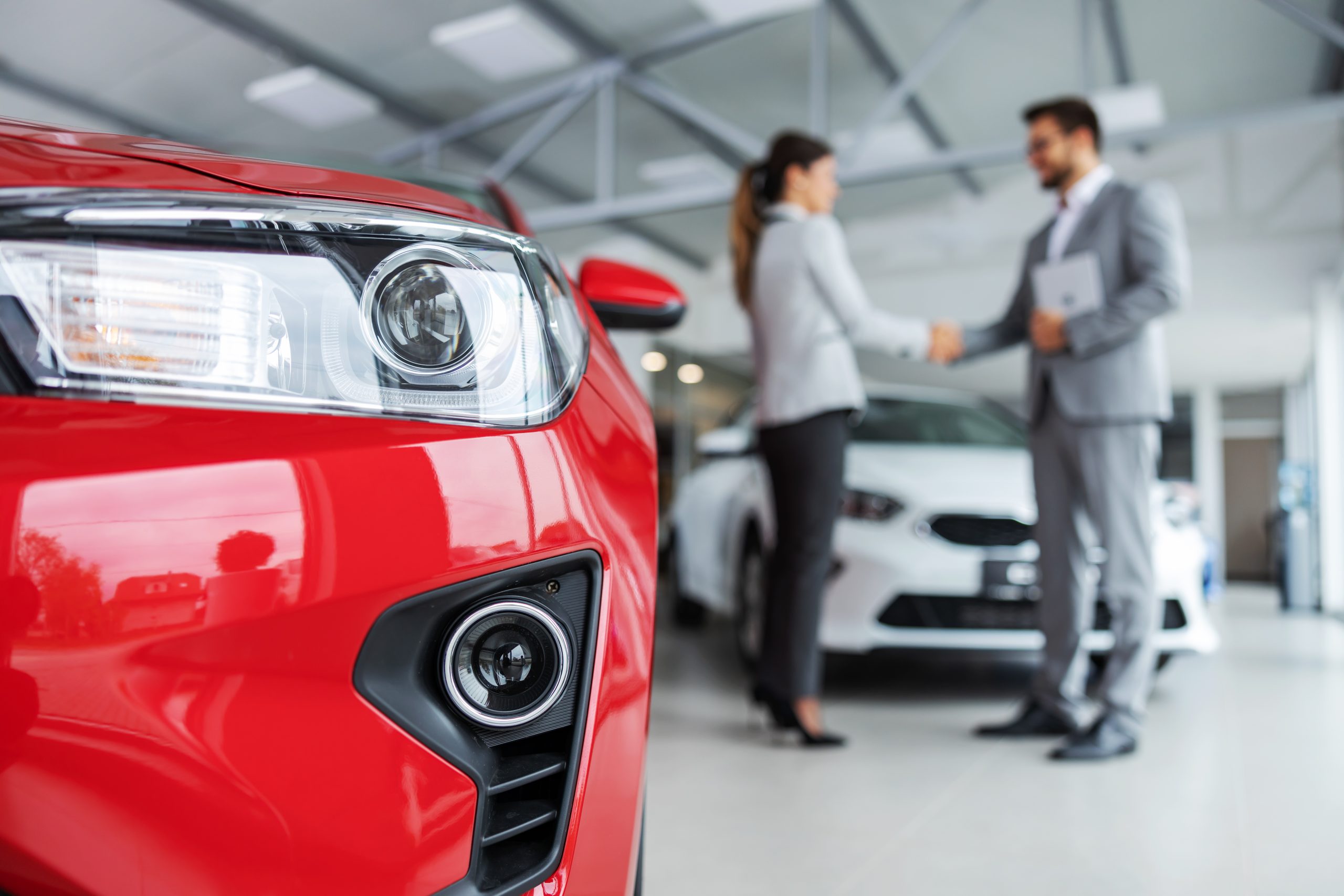 vendedor de coches cerrando trato