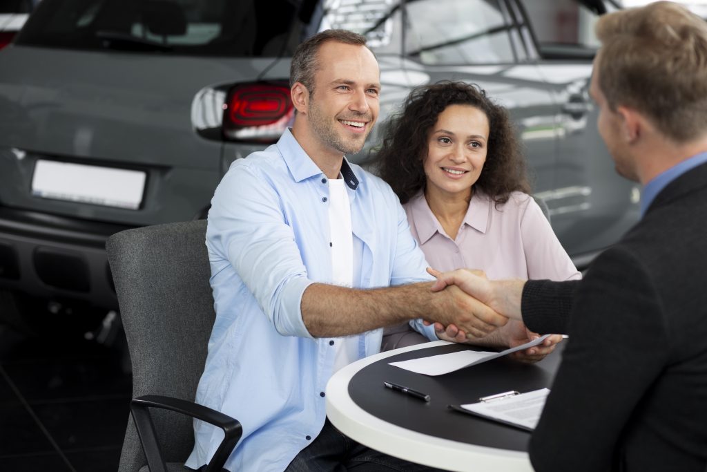 pareja vendiendo su coche