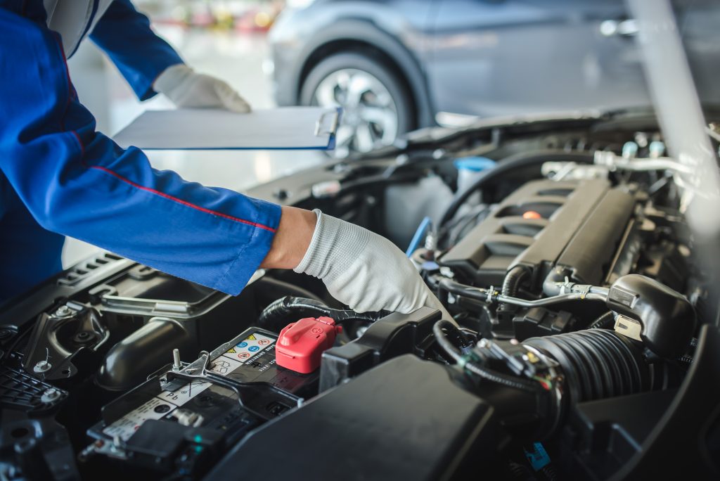 mecánico reparando coche